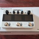 Bílý efektový pedál s nápisem PLETHORA X3 a TONEPRINT PEDALBOARD. Na horní části jsou čtyři černé ovládací knoflíky a tři velké černé spínače s nápis…