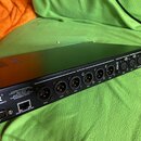 Černý rackový procesor s nápisem dbx PROFESSIONAL PRODUCTS. Na zadním panelu jsou konektory OUTPUTS označené CH 1 až CH 6, vstupy INPUTS označené CH…
