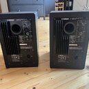 Dva černé studiové reproduktory značky YAMAHA, model POWERED SPEAKER SYSTEM MODEL HS5. Zadní panely obsahují ovládací prvky pro LEVEL, INPUT a ROOM C…