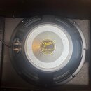 Fotografie zachycuje reproduktor osazený v černém uzavřeném boxu. Na středovém krytu je žluté logo Fender a pod ním nápis SPECIAL DESIGN, 50 WATTS, 8…