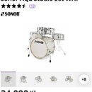 Bílá bicí souprava značky SONOR. Na předním koži basového bubnu je černý nápis SONOR s logem. Souprava obsahuje basový buben, dva tom-tomy a jeden ma…