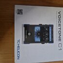 Fotografie znázorňuje krabici s produktem VoiceTone C1. Na obalu je zobrazen kompaktní efekt pedál v černé barvě s modrým panelem, na kterém je nápis…