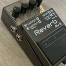 Kytarový efekt pedál značky BOSS, model Reverb RV-6. Zařízení má kovové šasi s černým povrchem a čtyři ovládací knoflíky. Na horní části jsou nápisy…