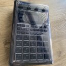 Černý sampler s digitálním displejem a mřížkou 16 citlivých polí (padů). Na horním krytu je viditelné logo Roland. Zařízení obsahuje řadu ovládacích…