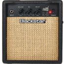 Kytarový kombo zesilovač značky Blackstar v černém obalu s béžovou textilní maskou reproduktoru. Na ovládacím panelu jsou nápisy VOLUME, EQ, DELAY, D…