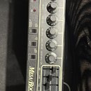 Kytarový předzesilovač v rackovém provedení s černým šasi a béžovým předním panelem. Na panelu je nápis Mesa/Boogie a STUDIO PREAMP TM. Zařízení obsa…