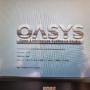 Fotografie zachycuje displej hudebního nástroje s nápisem OASYS Open Architecture Synthesis Studio. Na obrazovce jsou uvedeny údaje Version: 1.3.3, M…