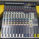 Modrý mixážní pult v hliníkovém kufru s pěnovou výplní. Na přístroji jsou vidět nápisy "exicon" a "Soundcraft EFX8". Zařízení obsahuje osm vstupních…