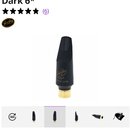 Černý munzpun pro tenorový saxofon s kovovým zlatavým spojem v dolní části. Na povrchu je zlatý nápis „Jody Jazz HR* CUSTOM DARK“. Nástroj vypadá nov…
