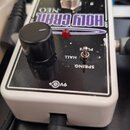 Bílý efekt pedál s černým horním panelem. Na panelu je nápis HOLY GRAIL NEO a logo Electro-Harmonix. K dispozici je jeden černý ovládací knoflík, čer…