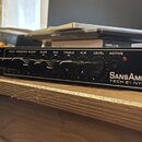 Černý rackový efekt s řadou ovládacích knoflíků a červeným kontrolním světlem. Na panelu jsou bílé nápisy: INPUT, DRIVE, PRESENCE, BLEND, BASS, MID,…
