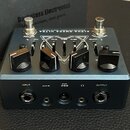 Modrý kytarový efekt s nápisem ALPHA-OMEGA ULTRA a logem DARKGLASS ELECTRONICS - MADE IN FINLAND. Na horní straně jsou čtyři černé otočné knoflíky, t…