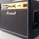 Kytarový kombo zesilovač značky Marshall v černém vinylovém potahu s bílým lemováním. Na horním zlatém panelu jsou nápisy JVM 205C a 50W Valve Amplif…