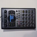 Šedý sampler s černými ovládacími prvky. Na levé straně je nápis Roland a označení modelu SP-404MKII. Zařízení obsahuje několik otočných knoflíků, di…