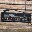 Zadní strana černého elektronického zařízení s různými konektory. Jsou zde nápisy CAUTION RISK OF ELECTRIC SHOCK DO NOT OPEN, AUDIO INPUT s označením…