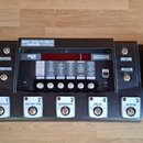 Černý efektový pedál s integrovaným výrazovým pedálem vpravo. Na zařízení jsou nápisy WANT EFFECTS ONLY?, INTEGRATED EFFECTS SWITCHING SYSTEM, BYPASS…