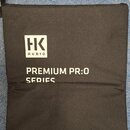 Černý textilní obal s rukojetí. Na přední straně je bílý nápis „HK AUDIO“ v rámečku a pod ním text „PREMIUM PR:0 SERIES“. Povrch je čistý a v dobrém…