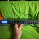 Černý rackový přístroj s kovovým šasi. Na pravé straně je nápis UltraRack 200 a pod ním menší text, který je nečitelný. Přední panel obsahuje displej…