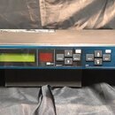 Modrý rackový efektový procesor s šedým horním krytem. Na předním panelu je vlevo logo YAMAHA a vpravo nápis PROFESSIONAL MULTI-EFFECT PROCESSOR SPX2…