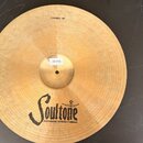 Zlatavý mosazný činel s viditelným broušením povrchu. Na spodní části je černý nápis „Soultone“ a pod ním text „HANDMADE TURKISH CYMBALS“. V horní čá…