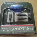 USB MIDI rozhraní v původním plastovém obalu. Na spodním panelu je nápis MIDISPORT Uno a pod ním text 1-In/1-Out USB MIDI Interface. V horní části ob…