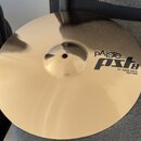 Zlatavý kovový činel s vyvýšeným středem. Na povrchu je černý nápis pAiste PST 8 a pod ním text 14" ROCK HATS BOTTOM. Povrch je hladký a bez viditeln…