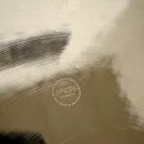 Detailní záběr na povrch kovového činele s viditelným rýhováním. Uprostřed je vyražené logo PAISTE v kruhu s nápisy HAND MADE IN SWITZERLAND a číslem…