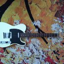 Bílá elektrická kytara typu Telecaster s černým pickguardem a hnědým hmatníkem. Na hlavě krku je vidět nápis "May Tussars". Nástroj vykazuje známky b…