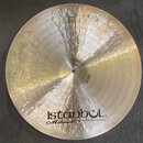 Kruhová mosazná činely s viditelným kování povrchu. Ve spodní části je černý nápis istanbul Mehmet Handmade Cymbals from Turkey. V horní části je vyr…
