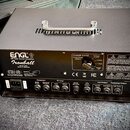 Zadní strana černého kytarového komba s kovovou rukojetí. Na zadním panelu jsou nápisy ENGL, All-Tube Guitar Amplifier, Ironball a Model E600K Made i…