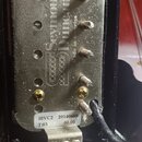 Fotografie znázorňuje zadní stranu snímače s kovovým krytem stříbrné barvy. Na krytu je vyryto logo a nápis „Seymour Duncan“ a menší text „Made in US…