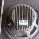 Černý reproduktor s masivním žebrovaným magnetem. Na magnetu je bílá nálepka s logem a nápisy FANE, COLOSSUS 18B-600, 600 W AES CONTINUOUS a Made in…