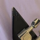 Detail hlavy černé kytary s kovovými ladičkami. Na krytkách ladiček je vyryto logo ESP. Špička hlavy vykazuje výrazné opotřebení a odloupaný lak.