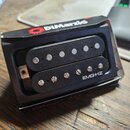Černý humbucker s dvěma řadami snímačů umístěný v originálním černém obalu. Na spodní části je bílý nápis EMG-HZ a na horní hraně obalu červené logo…