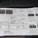 Fotografie znázorňuje papírový návod s názvem HX STOMP CHEAT SHEET, který leží v černé krabici. Dokument obsahuje schéma přístroje s popisky funkcí,…