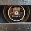 Fotografie zachycuje reproduktor osazený v černém kabele s texturovaným povrchem. Na středovém krytu jsou nápisy CELESTION, LOUDSPEAKERS, G12, Vintag…