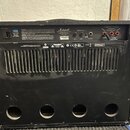 Zadní strana černého kytarového komba značky Marshall. V horní části jsou umístěny konektory pro Effects Loop a Loudspeakers, napájecí kabel a ovláda…