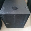 Černý subwoofer v bedně s texturovaným povrchem a kovovou ochrannou mřížkou. Na spodní liště je vlevo nápis db technologies a vpravo modrý nápis S18.…