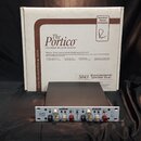 Na fotografii je studiový procesor v bílém rackovém šasi s nápisem 5043 Compressor / Limiter Duo a logem Rupert Neve Designs. Zařízení má několik ovl…