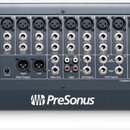Šedý digitální mixážní stůl s velkým množstvím vstupních a výstupních konektorů. Na levé straně je bílý nápis STUDIOLIVE 24.4.2 a uprostřed spodní čá…