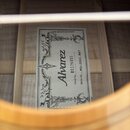 Fotografie zachycuje vnitřek akustické kytary s viditelným štítkem nalepeným na dně. Na štítku je uveden název značky Alvarez, Serial No. 06126093 a…