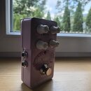 Fialový efekt pedál s nápisy BRAINWAVES a PITCH SHIFTER. Na spodní části je logo tc electronic a text TRUE BYPASS. Zařízení má čtyři bílé ovládací kn…