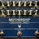 Modrý rackový efekt s nápisy MOTHERSHIP a TUBE OVERDRIVE - PREAMP. Na spodní části je logo s hlavou zvířete a text TsakalisAudioWorks CH 1/2. Zařízen…