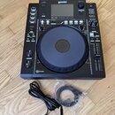 Černý digitální přehrávač s nápisem gemini a označením MDJ-900 PROFESSIONAL MEDIA PLAYER. Zařízení obsahuje velký ovládací jog s nápisem VINYL v cent…