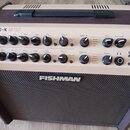 Kytarový kombozesilovač s bílým ovládacím panelem a hnědým krytem. Na panelu je nápis LOUDBOX ARTIST a na předním mřížkovém krytu logo FISHMAN. Zesil…