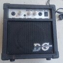 Černý kytarový kombozesilovač s texturovaným povrchem a kovovou mřížkou reproduktoru. Na horním ovládacím panelu je nápis GUITAR AMPLIFIER GL-10 a po…