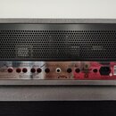 Zadní strana kytarového komba v šedém texturovaném potahu s černými kovovými rohy. Na kovovém panelu je logo Marshall a nápisy LOUDSPEAKERS, FX LOOP…