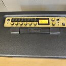 Horní pohled na černý kytarový kombozesilovač s gold panelem. Na panelu je nápis CODE 50 a displej s textem 03 Purple Plexi. Pod ovládacími knoflíky…