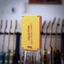 Žlutý efekt pedál v kovovém obalu s červeným nápisem ANALOG.MAN a pod ním text WE DO PEDALS RIGHT. V dolní části je ručně napsané číslo 1026. Na prav…