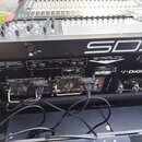 Zadovací panel černé digitální mixážní konzole s nápisy SD9 a STEALTH DIGITAL PROCESSING. Na pravé straně je bílé logo DiGiCo a štítek s textem DiGiC…